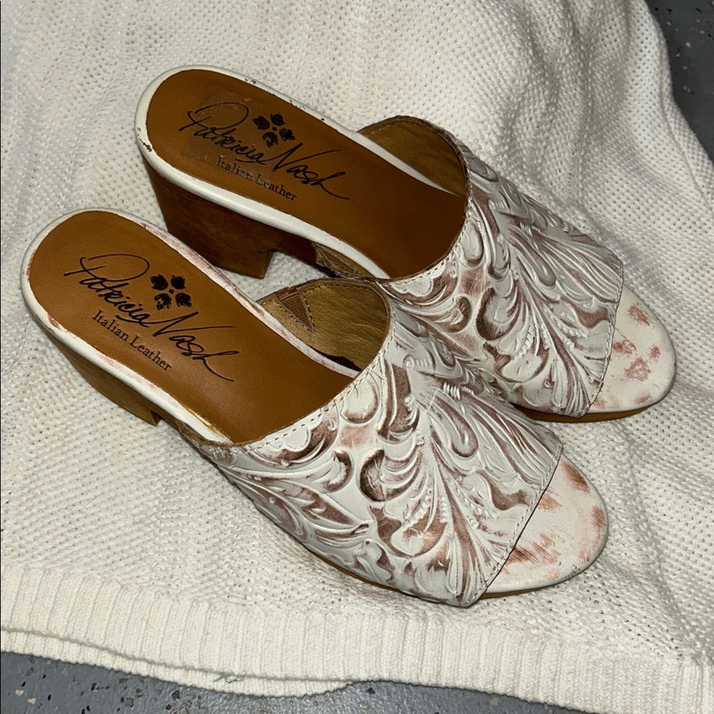 Patricia Nash champagne Mules size 8.5 NWOT